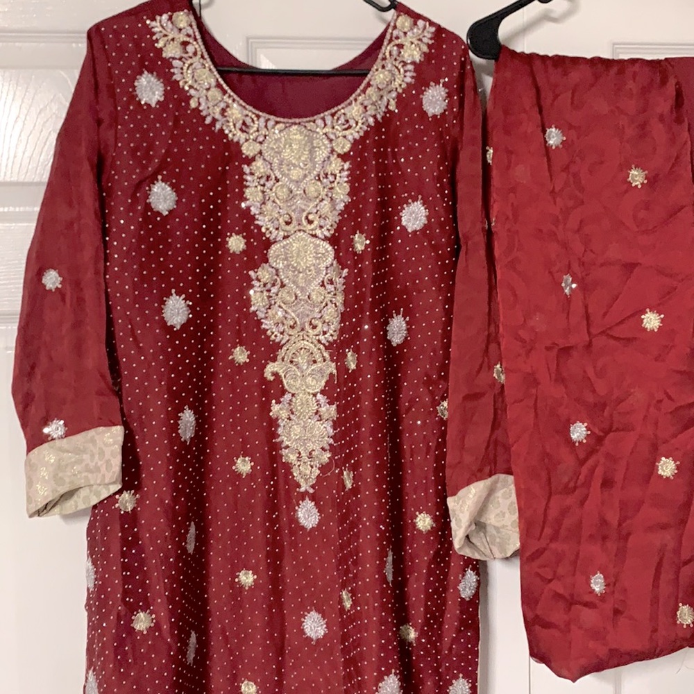 Deep Red Pakistani Shalwar Kameez - Picture 2 of 4